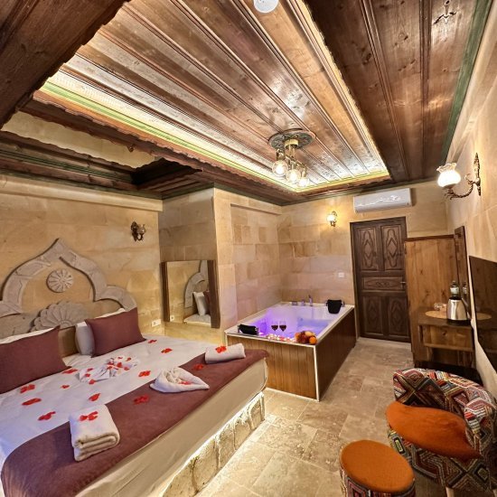 Stone Suite Room with Jacuzzi